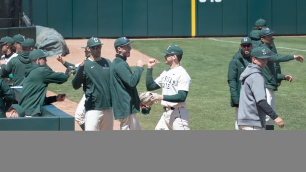 Benschoter, Sam and team, dugout 597A5541